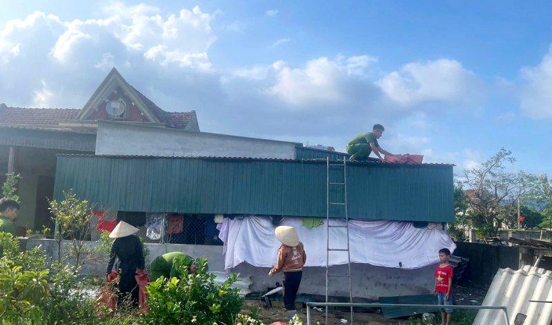 Khẩn trương di dời dân, bảo vệ tài sản trước thời điểm bão số 10 đổ bộ -0