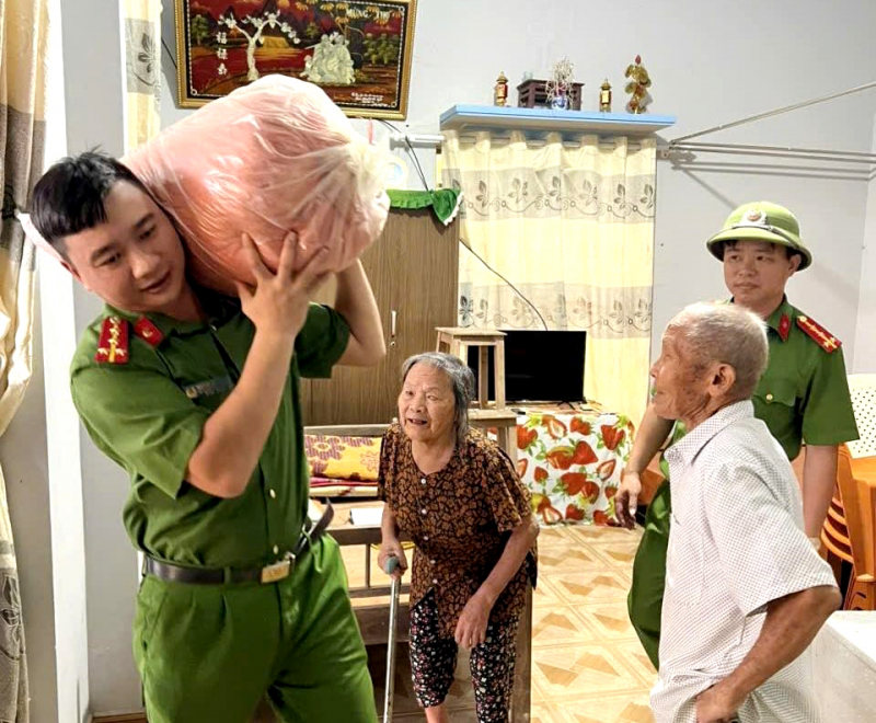 Khẩn trương di dời dân, bảo vệ tài sản trước thời điểm bão số 10 đổ bộ -0