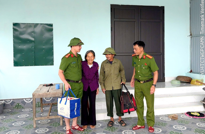 Khẩn trương di dời dân, bảo vệ tài sản trước thời điểm bão số 10 đổ bộ -0