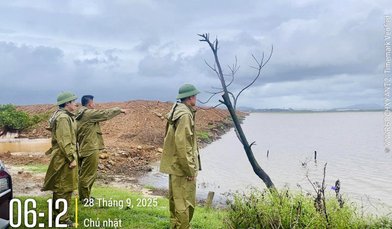 Khẩn trương di dời dân, bảo vệ tài sản trước thời điểm bão số 10 đổ bộ -0