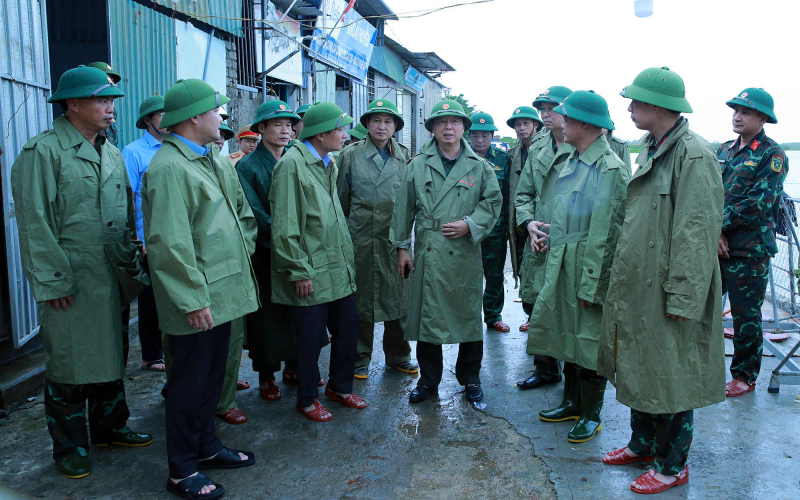 Phó Thủ tướng Trần Hồng Hà kiểm tra công tác ứng phó bão số 10 tại Nghệ An -0