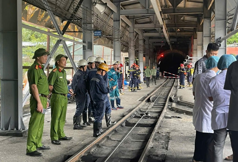 Cảnh sát kịp thời cứu thoát 3 công nhân kẹt trong hầm lò than bị sập sâu 250 mét -0