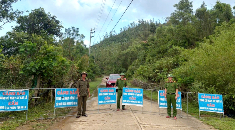 Khẩn trương di dời dân, bảo vệ tài sản trước thời điểm bão số 10 đổ bộ -0