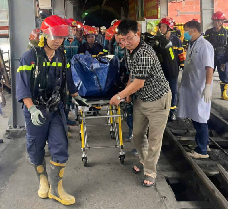Cảnh sát kịp thời cứu thoát 3 công nhân kẹt trong hầm lò than bị sập sâu 250 mét -0