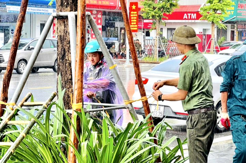 Khẩn trương di dời dân, bảo vệ tài sản trước thời điểm bão số 10 đổ bộ -0