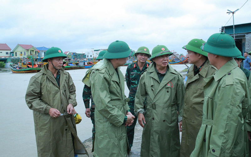 Phó Thủ tướng Trần Hồng Hà kiểm tra công tác ứng phó bão số 10 tại Nghệ An -0