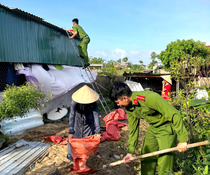 Khẩn trương di dời dân, bảo vệ tài sản trước thời điểm bão số 10 đổ bộ -0