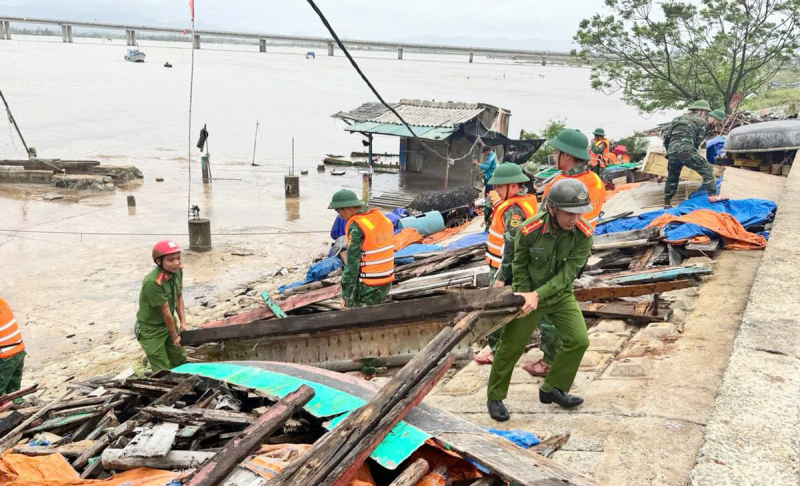Khẩn trương di dời dân, bảo vệ tài sản trước thời điểm bão số 10 đổ bộ -0