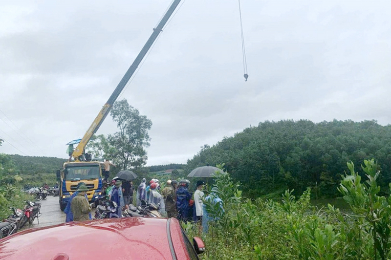 Khẩn trương di dời dân, bảo vệ tài sản trước thời điểm bão số 10 đổ bộ -1