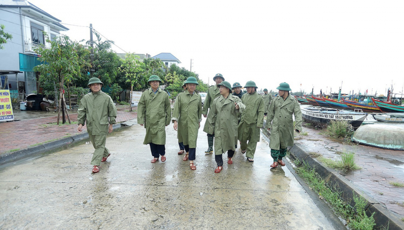 Khẩn trương di dời dân, bảo vệ tài sản trước thời điểm bão số 10 đổ bộ -0