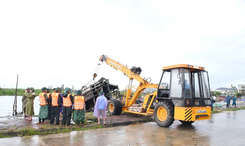 Khẩn trương di dời dân, bảo vệ tài sản trước thời điểm bão số 10 đổ bộ -0