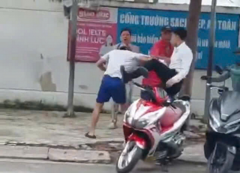 Điều tra người đàn ông hành hung người khác trước cổng trường học ở Nha Trang -0
