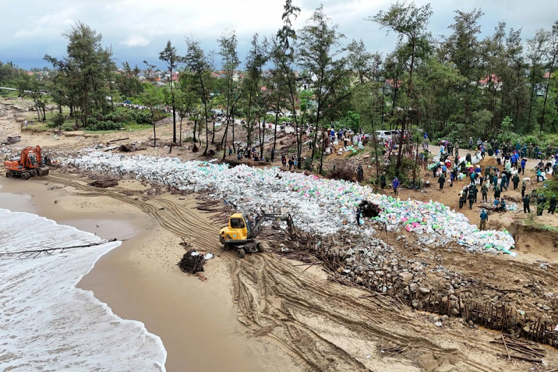 Khẩn trương di dời dân, bảo vệ tài sản trước thời điểm bão số 10 đổ bộ -0