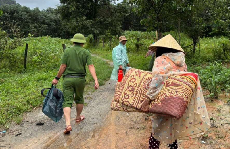 Công an Quảng Trị dứt khoát không để người dân nào ở lại nơi nguy hiểm trước khi bão đổ bộ vào đất liền -0