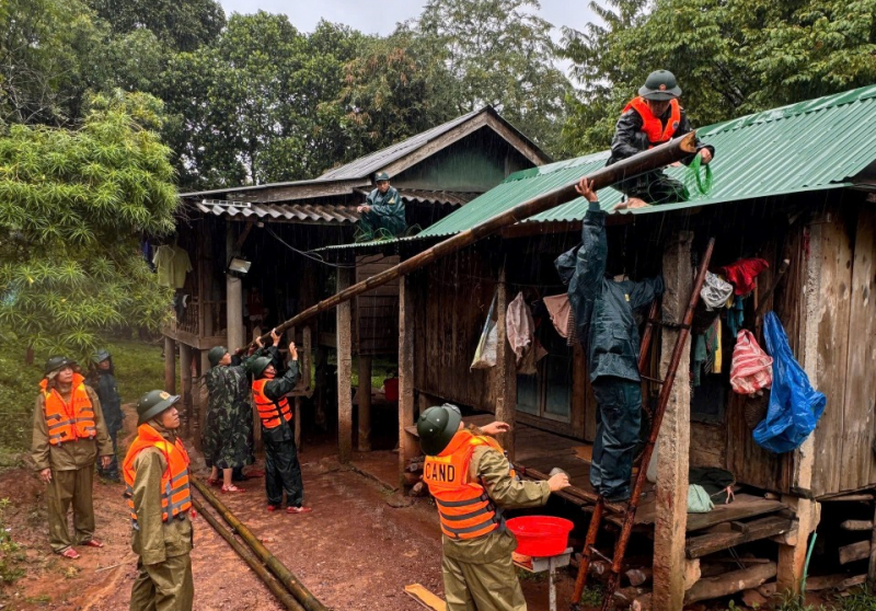 Công an Quảng Trị dứt khoát không để người dân nào ở lại nơi nguy hiểm trước khi bão đổ bộ vào đất liền -0