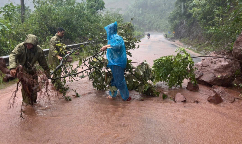 Công an Quảng Trị dứt khoát không để người dân nào ở lại nơi nguy hiểm trước khi bão đổ bộ vào đất liền -0