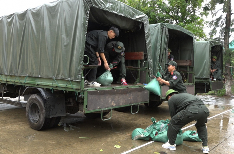 Công an Quảng Trị dứt khoát không để người dân nào ở lại nơi nguy hiểm trước khi bão đổ bộ vào đất liền -0