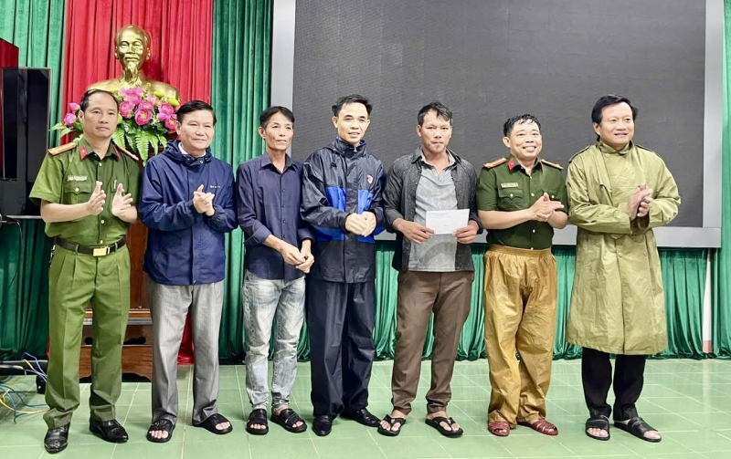 Biểu dương lực lượng dũng cảm cứu nạn ngư dân gặp nạn trên biển Cửa Việt -0