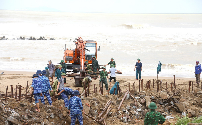 Khẩn trương di dời dân, bảo vệ tài sản trước thời điểm bão số 10 đổ bộ -0