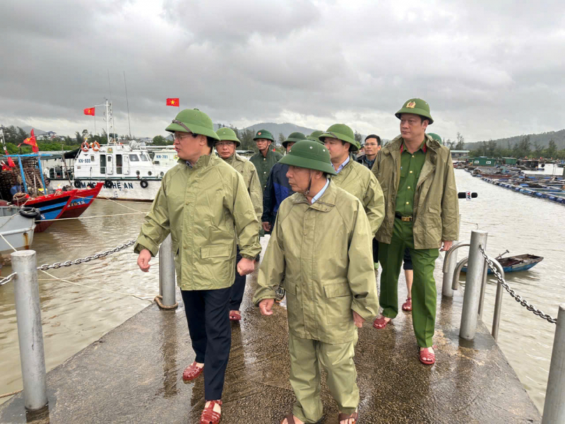 Phó Thủ tướng Trần Hồng Hà kiểm tra công tác ứng phó bão số 10 tại Nghệ An -0