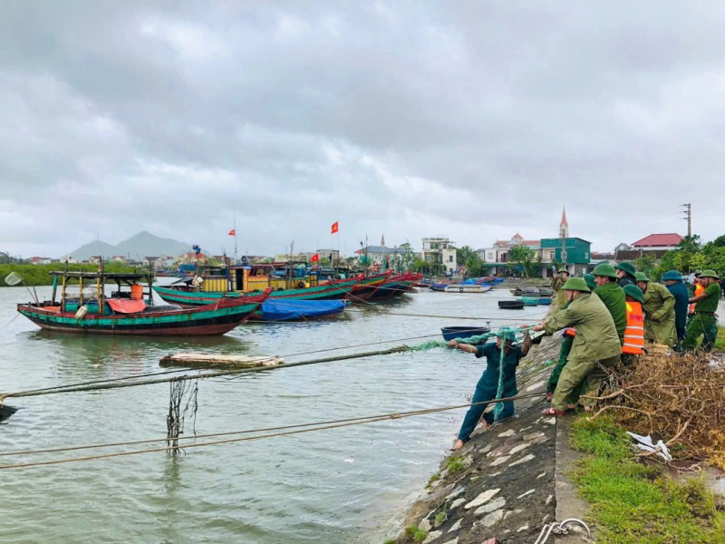 Ghi nhận những thiệt hại ban đầu trên hệ thống giao thông do bão số 10 gây ra -0