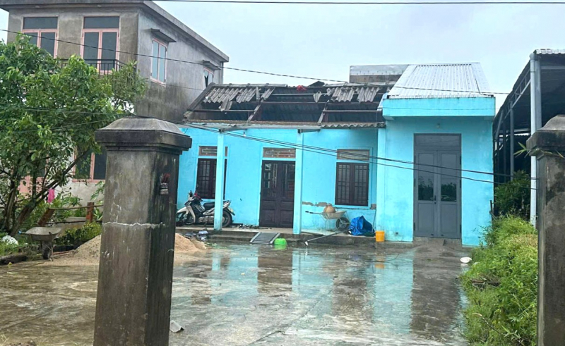 Công an xã, phường ở Huế giúp dân lợp lại mái nhà, gặt lúa chạy bão -0