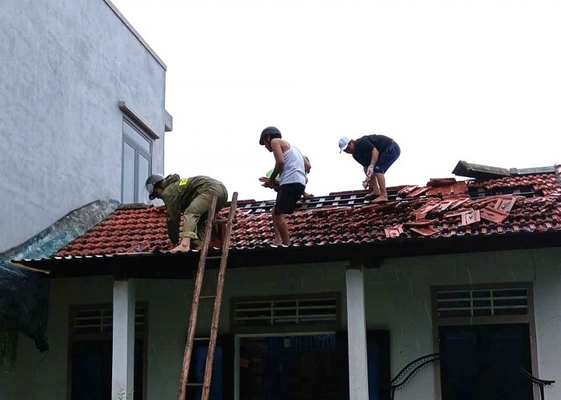 Công an xã, phường ở Huế giúp dân lợp lại mái nhà, gặt lúa chạy bão -1