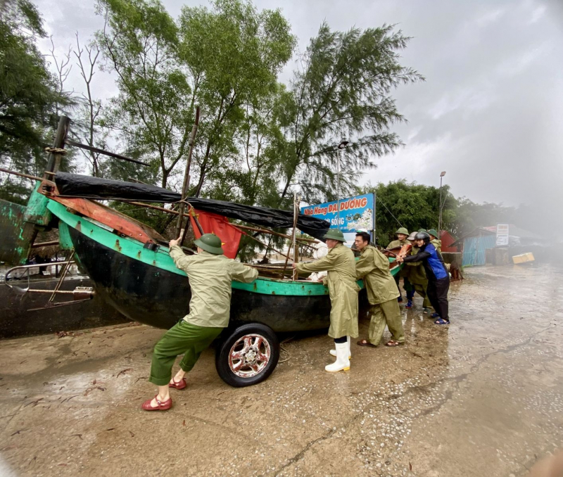 Công an xã căng mình ứng phó bão số 10 -0