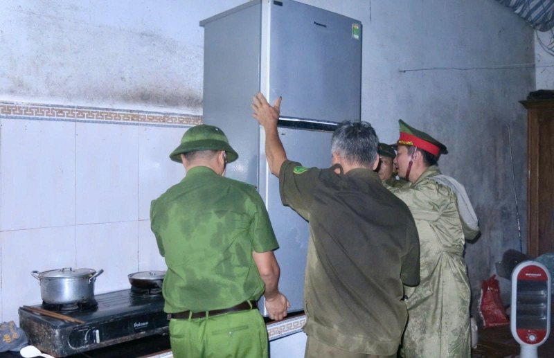 Công an xã căng mình ứng phó bão số 10 -0