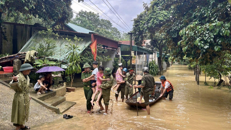 Công an xã căng mình ứng phó bão số 10 -0