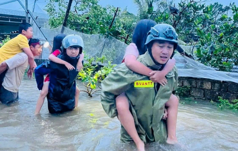 Công an Thanh Hoá ứng phó kịp thời nhiều sự cố trong đêm mưa bão -0
