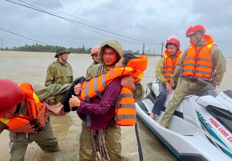 Công an Thanh Hóa huy động tối đa lực lượng khẩn trương khắc phục hậu quả bão số 10 -0