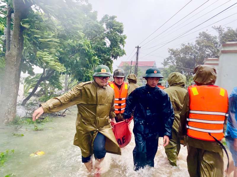 Bão số 10 đổ bộ, lực lượng chức năng phường Sầm Sơn căng mình khắc phục hậu quả -0
