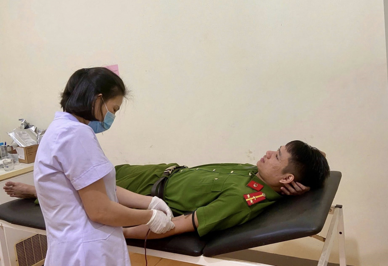 Thượng úy Công an xã vượt 25km trong mưa bão hiến máu cứu sống sản phụ nguy kịch  -0