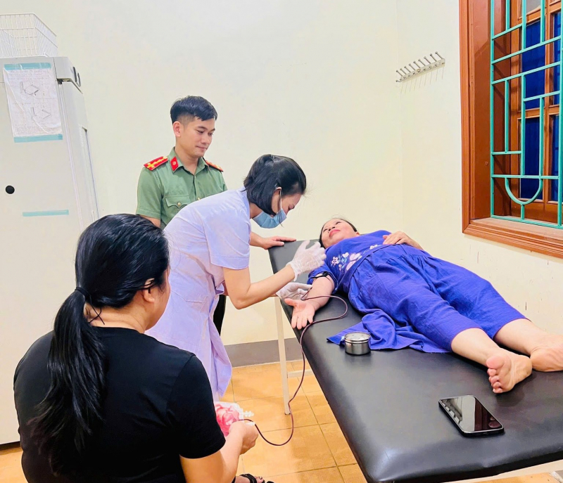 Thượng úy Công an xã vượt 25km trong mưa bão hiến máu cứu sống sản phụ nguy kịch  -0