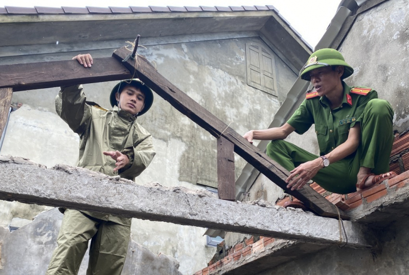 Những tâm hồn đẹp “Vì nhân dân phục vụ” trước trong và sau bão số 10 -0