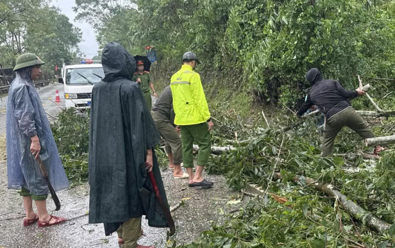 Những tâm hồn đẹp “Vì nhân dân phục vụ” trước trong và sau bão số 10 -0