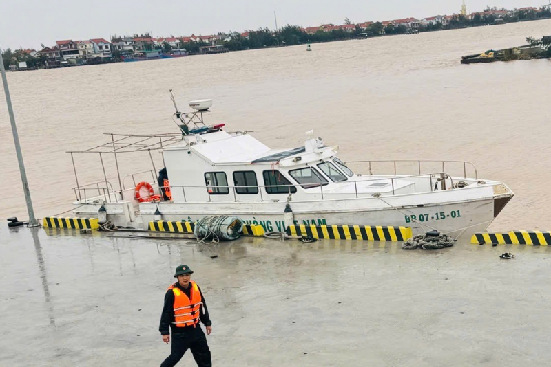 Quảng Trị trắng đêm tìm kiếm 9 ngư dân trên 2 tàu cá đang mất tích -0
