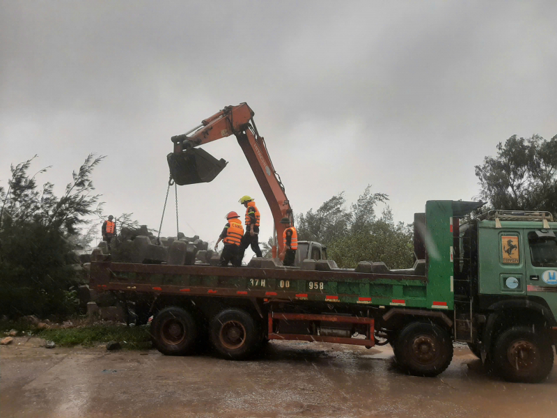 Công an tỉnh Ninh Bình triển khai hộ đê và sơ tán người dân khu vực bị ảnh hưởng bảo -0