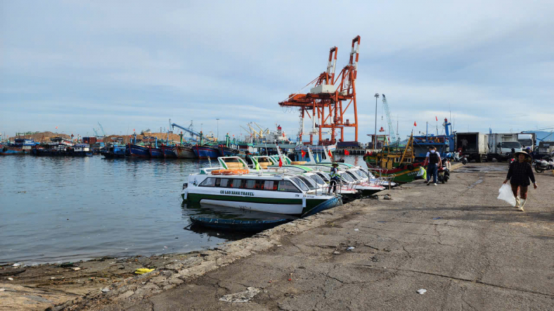 Urgent search for Gia Lai fishing boat with 8 missing crew members -0