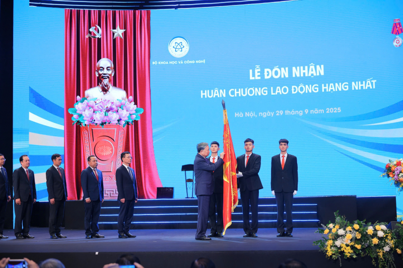Tổng Bí Thư Tô Lâm tặng Bộ Khoa học và Công nghệ 10 chữ vàng: Tự chủ, trí tuệ, công nghệ đột phá, hội nhập -0