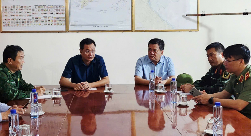 Quảng Trị trắng đêm tìm kiếm 9 ngư dân trên 2 tàu cá đang mất tích -0