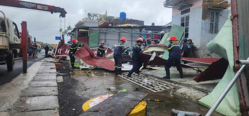 Dông lốc ở Hưng Yên khiến 2 người tử vong, hư hại nhiều tài sản -0