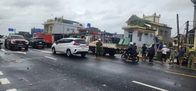 Dông lốc ở Hưng Yên khiến 2 người tử vong, hư hại nhiều tài sản -0