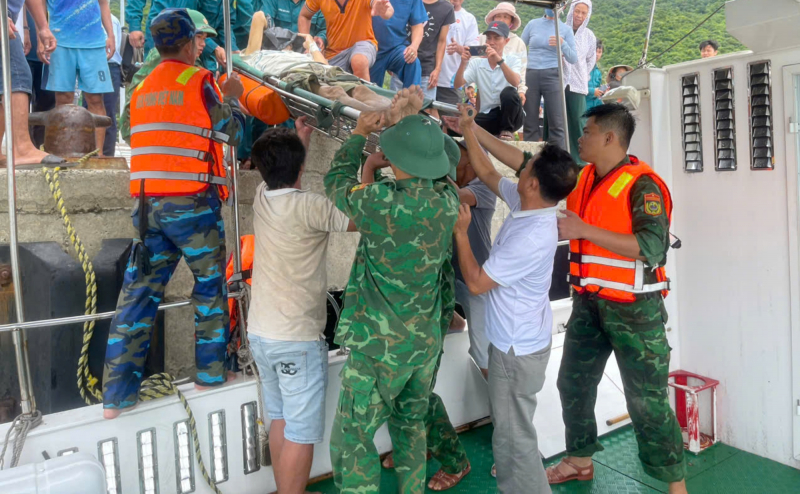 Đưa hai bệnh nhân nguy cấp ở Cù Lao Chàm vào bờ cấp cứu -0