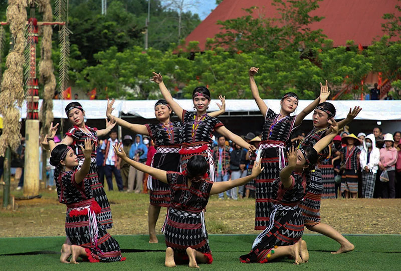 du-lich-co-tu-3-ngoc-thi.jpg -0
