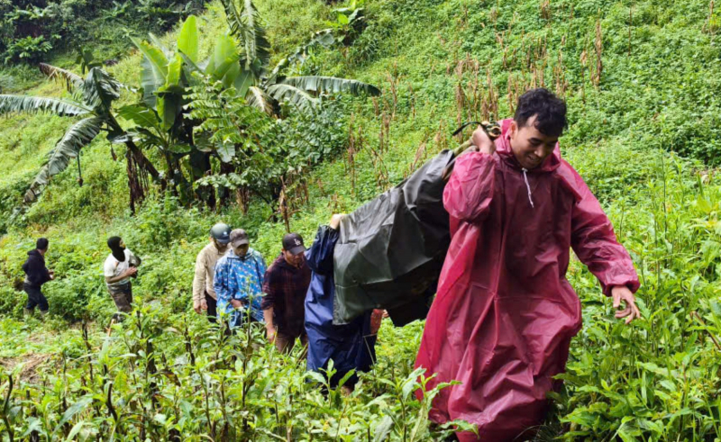 Công an xã biên giới hỗ trợ khiêng bệnh nhân Lào vượt đường rừng hơn 5km về bản -0