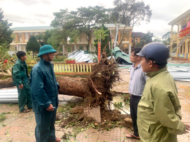 Doanh nghiệp, trường học tan hoang trước sức công phá của bão số 10 -0