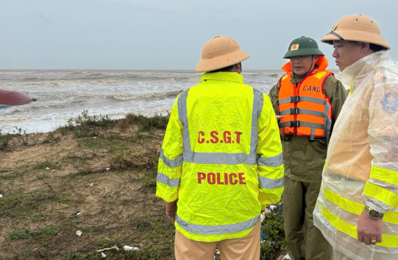 Những tâm hồn đẹp “Vì nhân dân phục vụ” trước trong và sau bão số 10 -0
