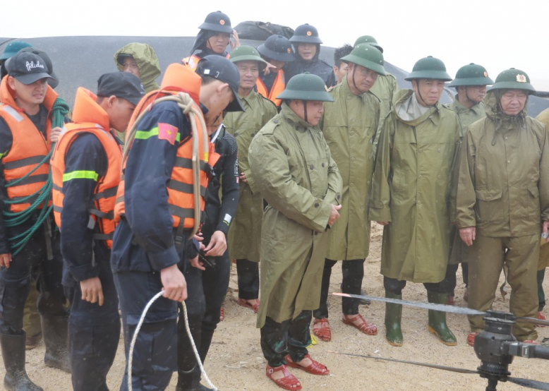 Những tâm hồn đẹp “Vì nhân dân phục vụ” trước trong và sau bão số 10 -0